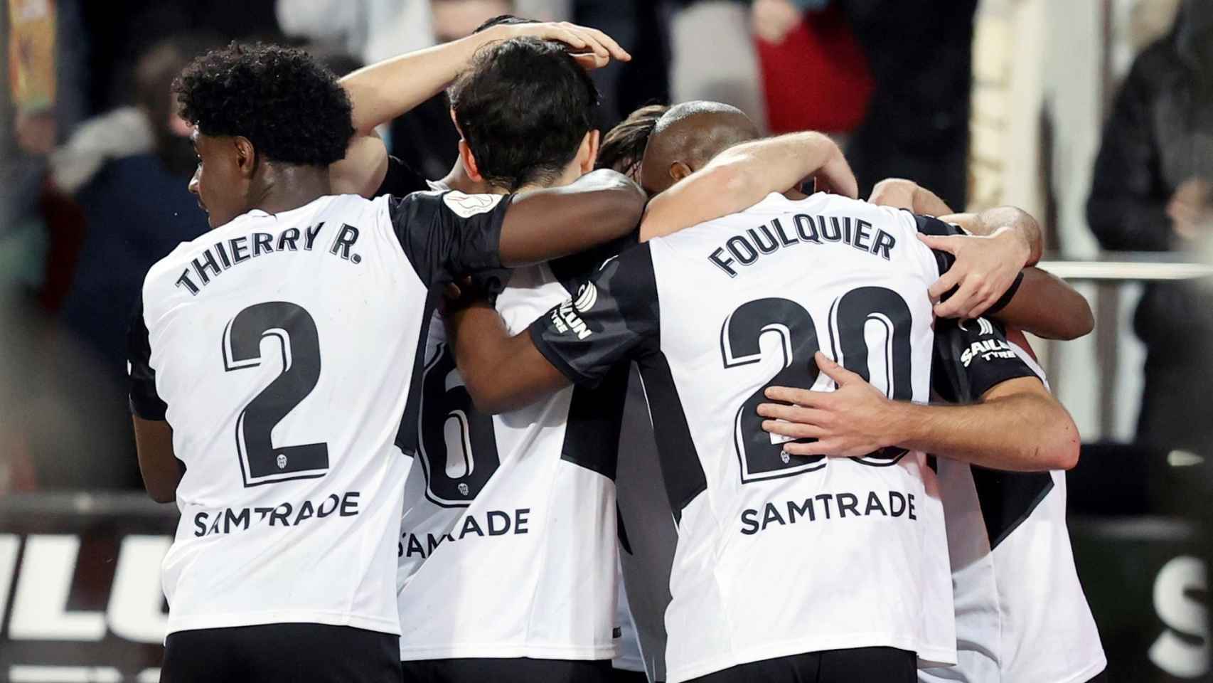 Piña de los jugadores del Valencia para celebrar un gol en la Copa del Rey 2021/2021