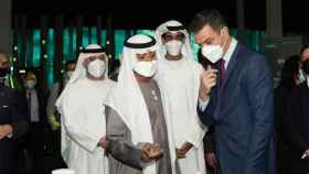 Pedro Sánchez, recibido por el comisario de la Exposición Universal Dubai 2022 en el pabellón de España.