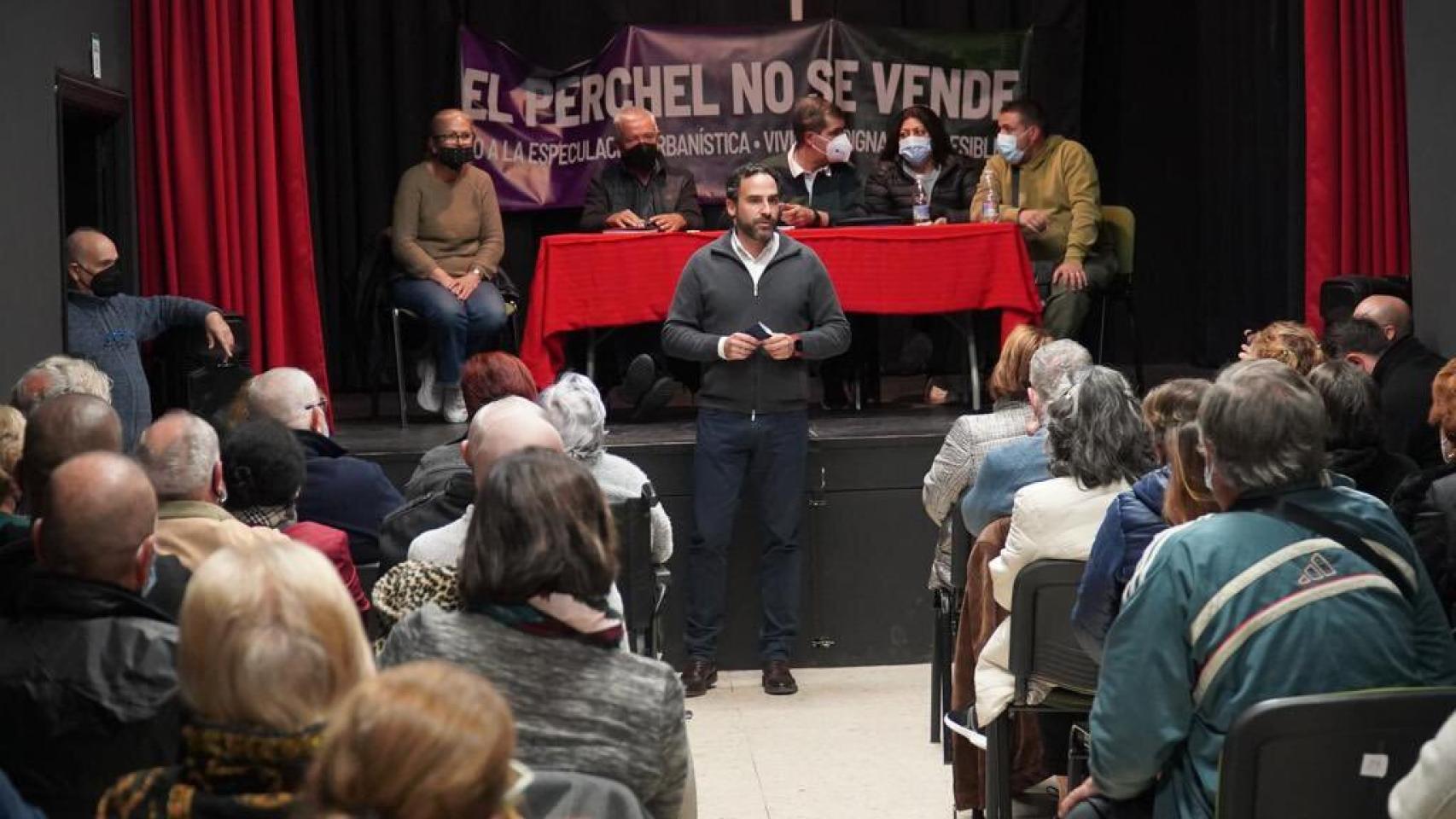 El portavoz socialista Daniel Pérez, en una reunión con los vecinos de Callejones de El Perchel.