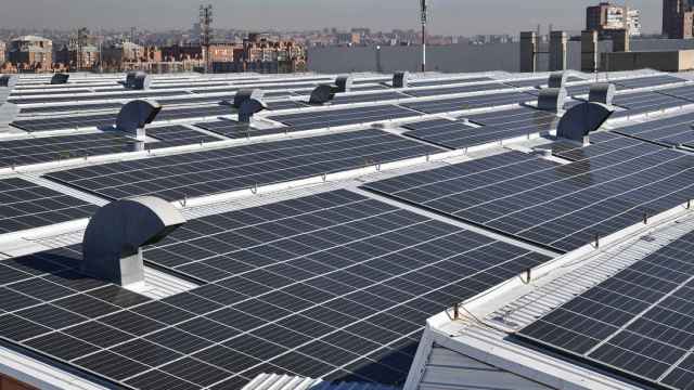 Paneles solares instalados en la cubierta.