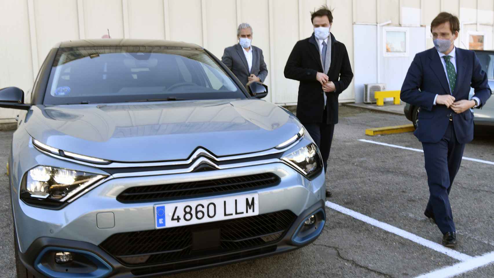 El alcalde Almeida junto con el Citroën C4 que se fabrica en Madrid.