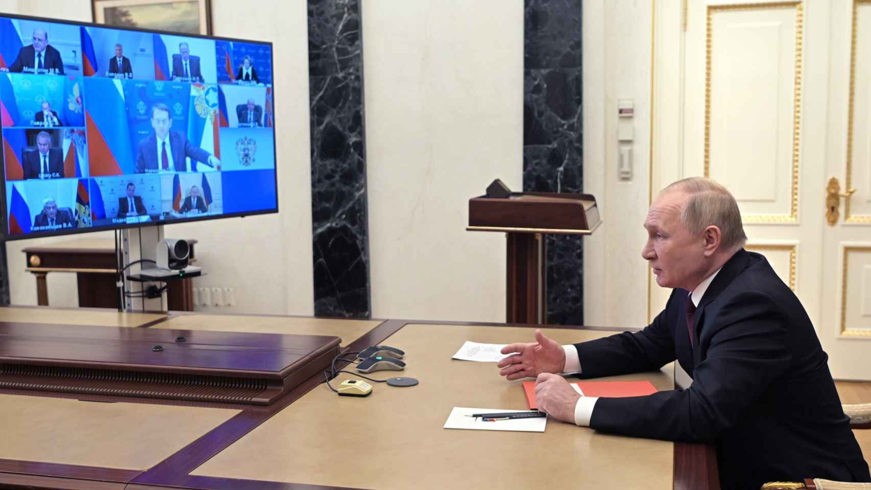 Putin conversa por videollamada con el Consejo de Seguridad de Rusia.