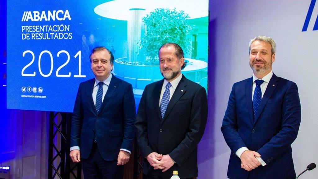 De izquierda a derecha, el consejero delegado de Abanca, Francisco Botas; el presidente, Juan Carlos Escotet; el director general financiero, Alberto de Francisco Guisasola, durante la presentación de los resultados de 2021.