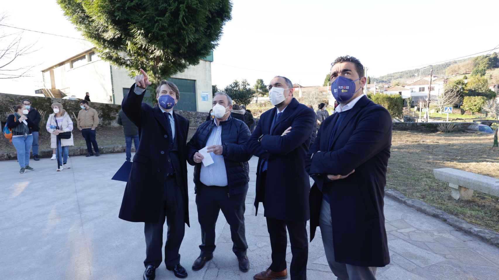 El conselleiro de Sanidade, Julio García Comesaña, durante su visita al centro de salud de Campo Lameiro.