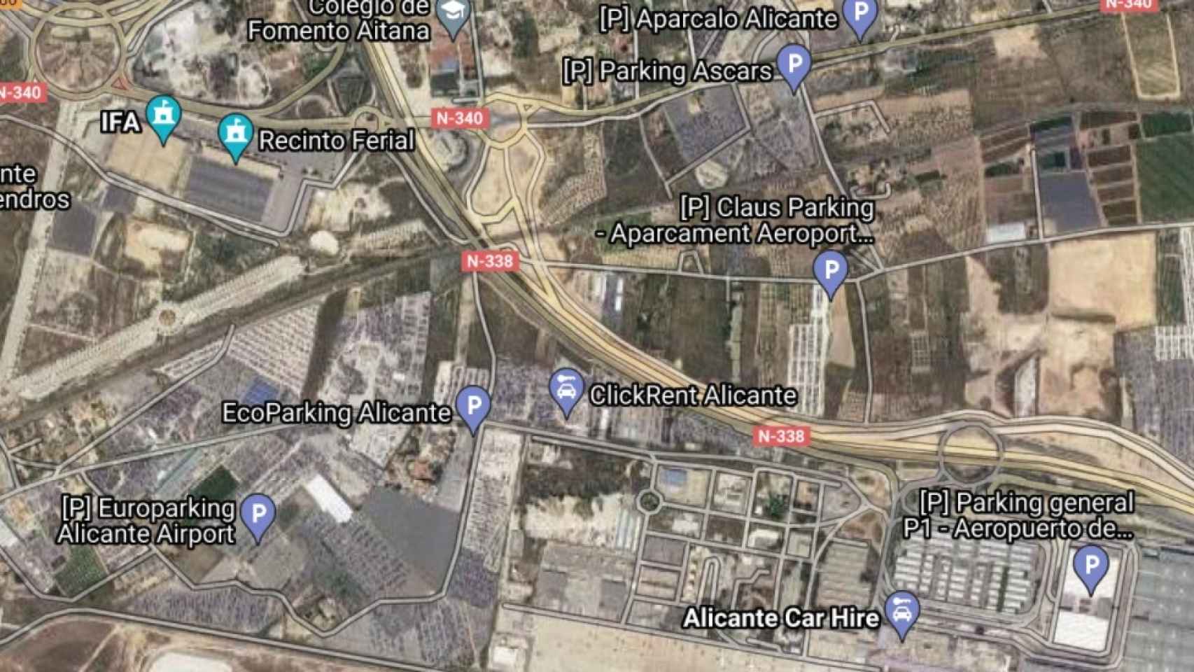 Vista aérea del aeropuerto en Google Maps, rodeado de aparcamientos.