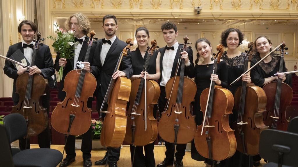 Eva Arderíus (en el centro), junto al grupo de la Cátedra de Violonchelo.