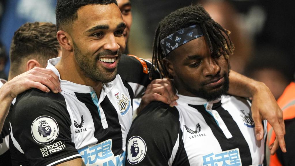 Callum Wilson y Allan Saint-Maximin celebran un gol.