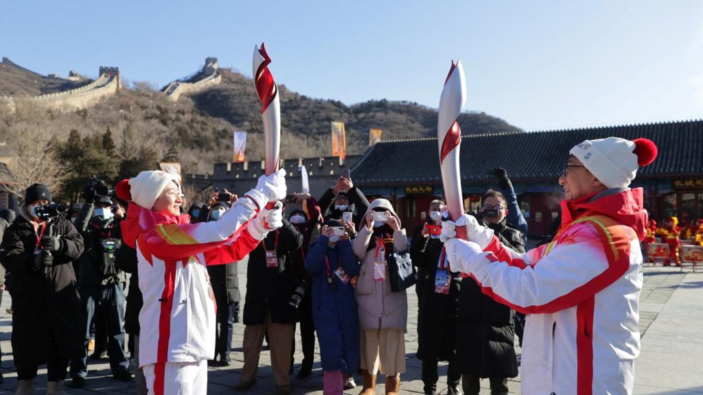 Jackie Chan participa en el cambio del fuego de las antorchas en la Gran Muralla china.