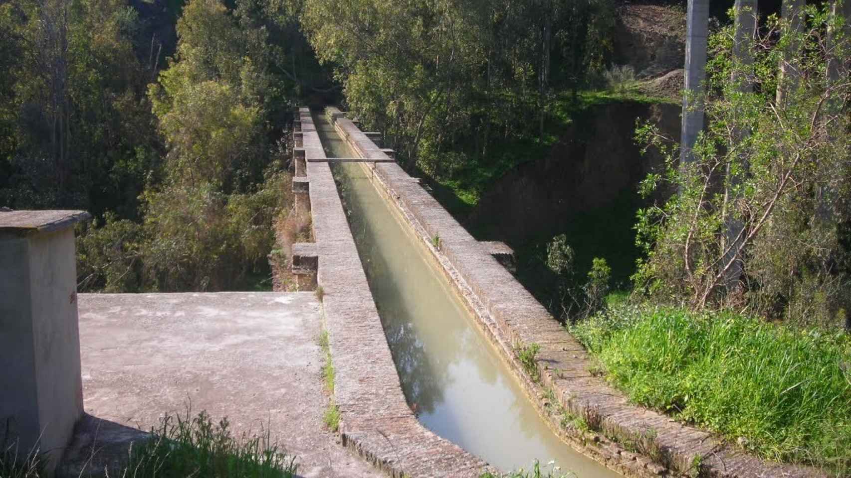 El acueducto pasa por un rico paraje natural.
