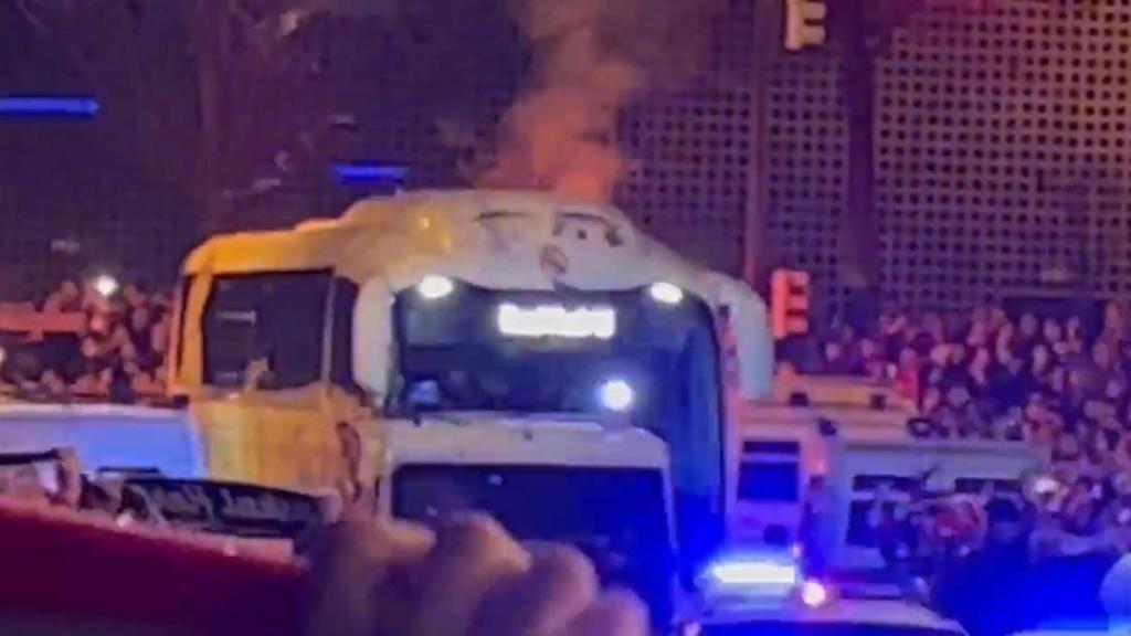 El autobús del Real Madrid, recibido a botellazos.