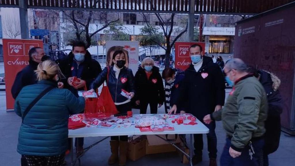 Mesa electoral del PSOE en la céntrica calle Santa Clara de Zamora