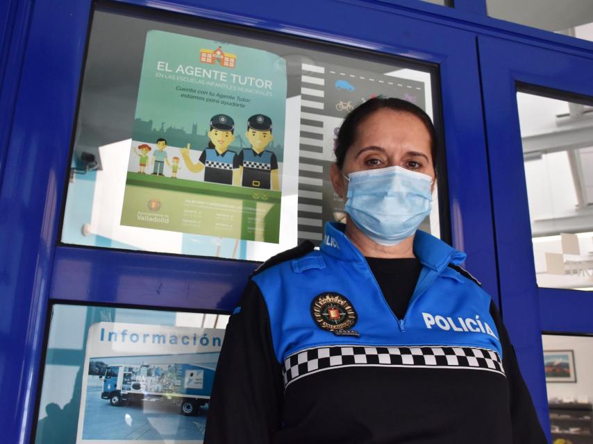 Violeta Hoyos junto al cartel del Agente Tutor