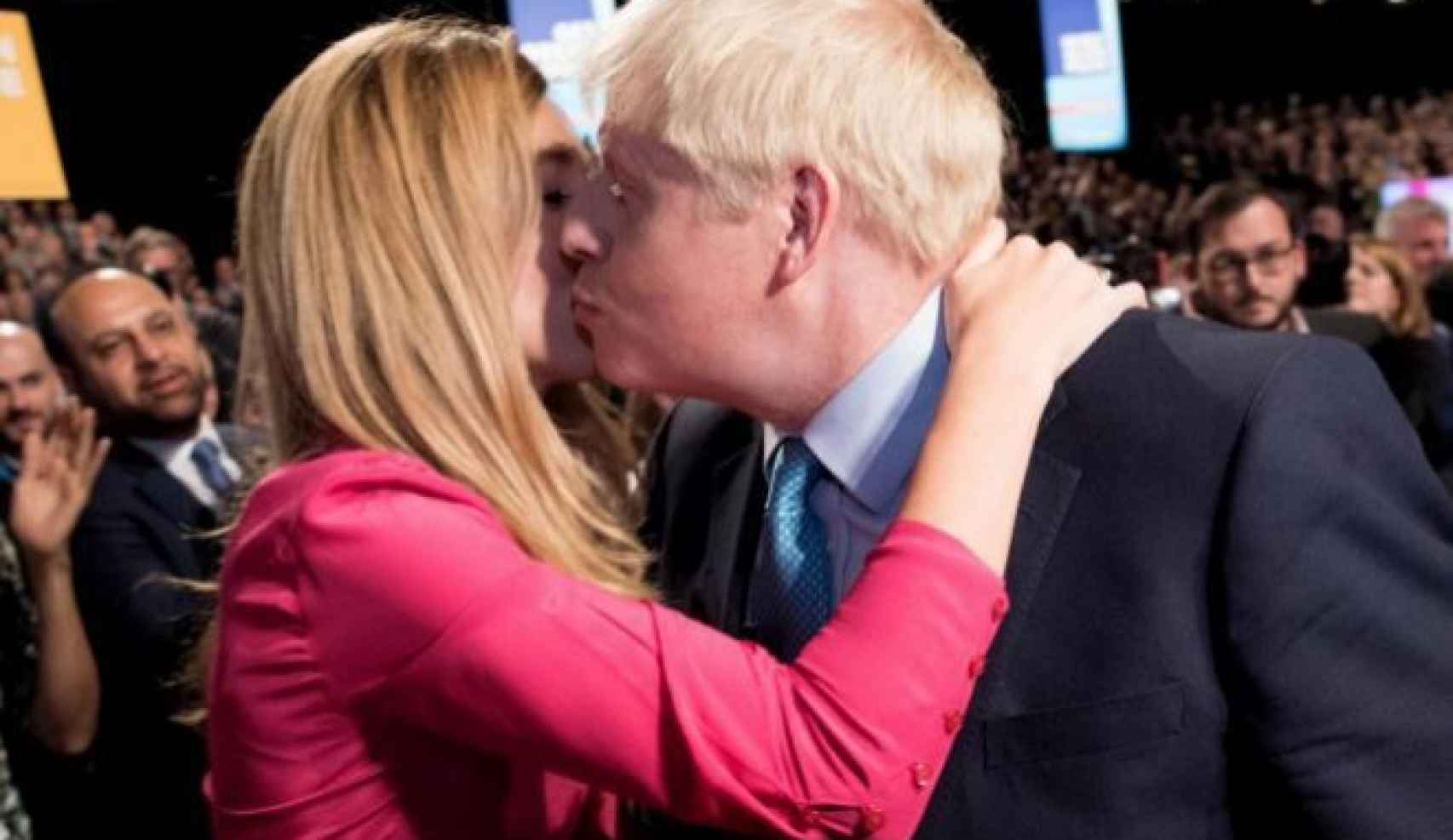Carrie besa a Boris Johnson en un acto de campaña en octubre de 2019.