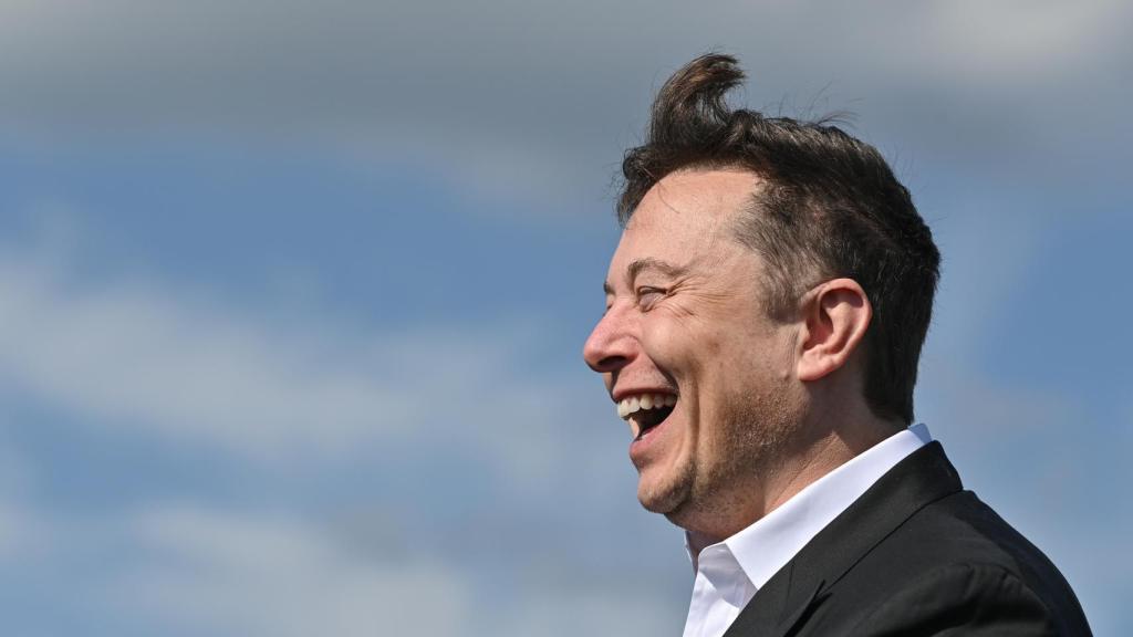Elon Musk ríe a carcajadas frente a una fábrica de Tesla, en Alemania.