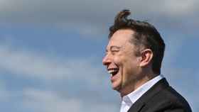 Elon Musk ríe a carcajadas frente a una fábrica de Tesla, en Alemania