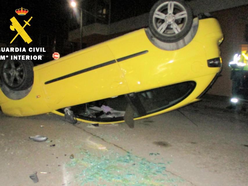 Imagen del vehículo accidentado facilitada por la Guardia Civil