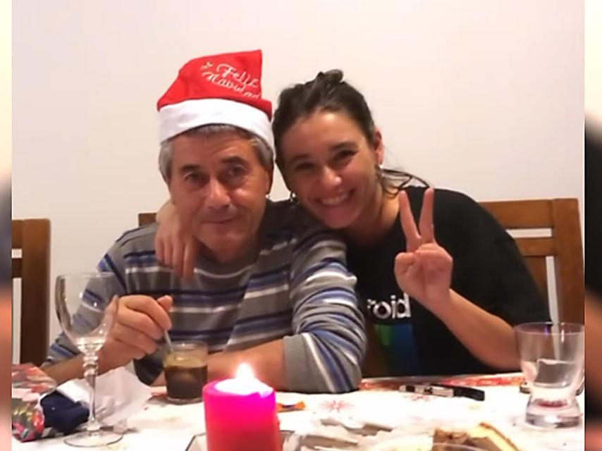 Esther junto a su padre