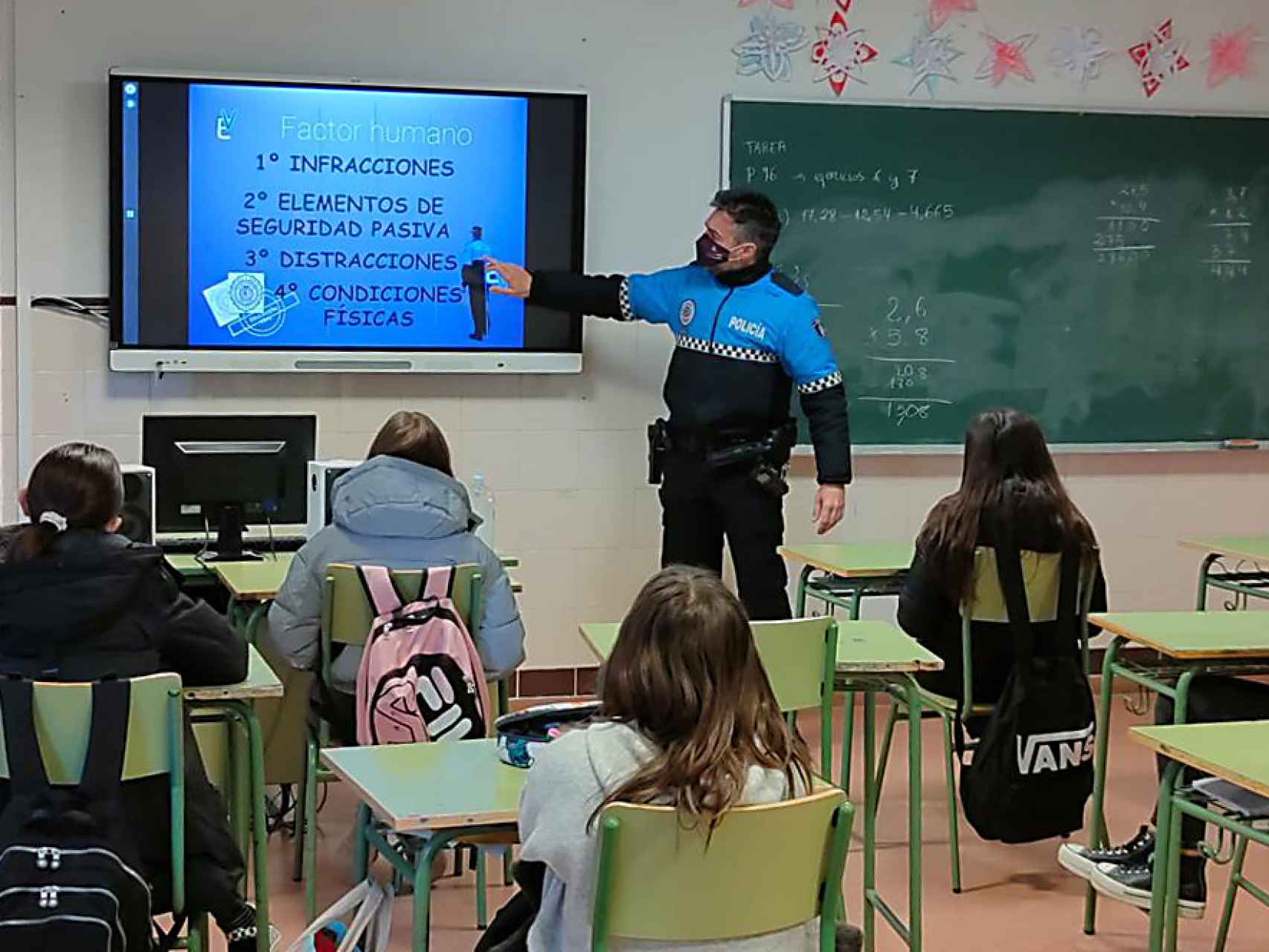 Un Agente Tutor en un aula de un centro escolar vallisoletano. Fotografía cedida por la Policía Municipal de Valladolid