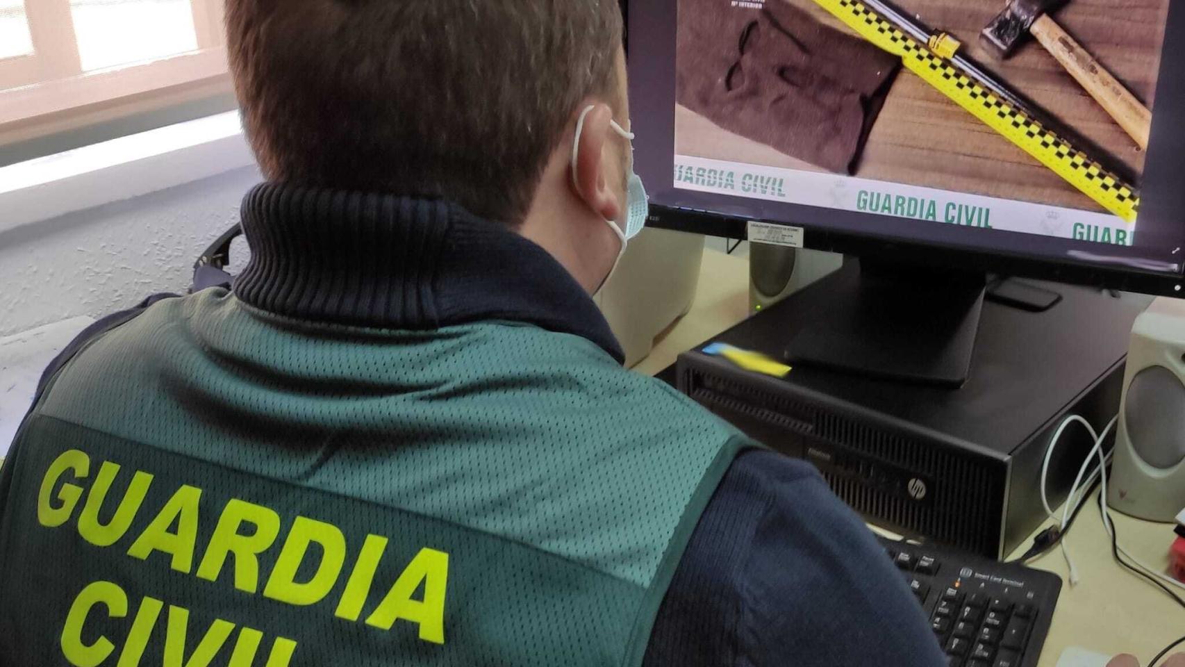 Guardia Civil de Zamora comprobando el material utilizado para los robos