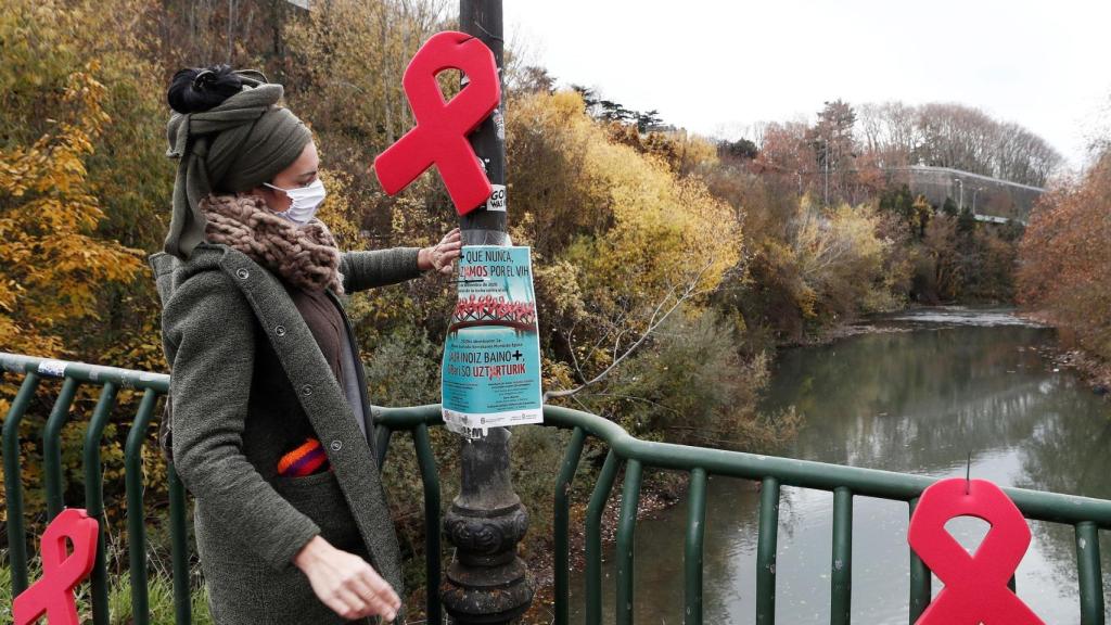 La Asociación Sare y la Comisión Anti Sida de Navarra han colocado lazos rojos en el puente de la Rochapea de Pamplona con motivo del Día Mundial del Sida.