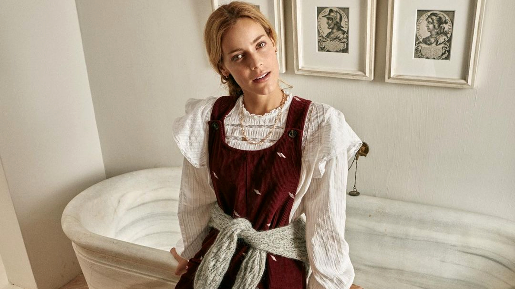 Alejandra Onieva luce un peto burdeos de Hoss Intropia.