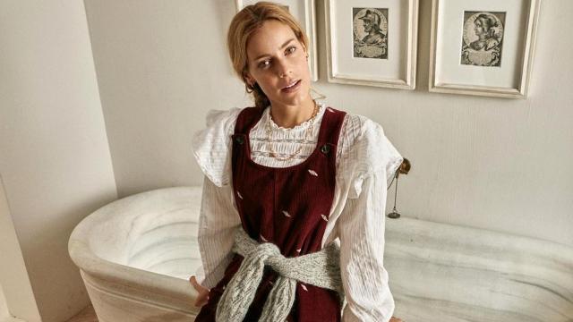 Alejandra Onieva luce un peto burdeos de Hoss Intropia.