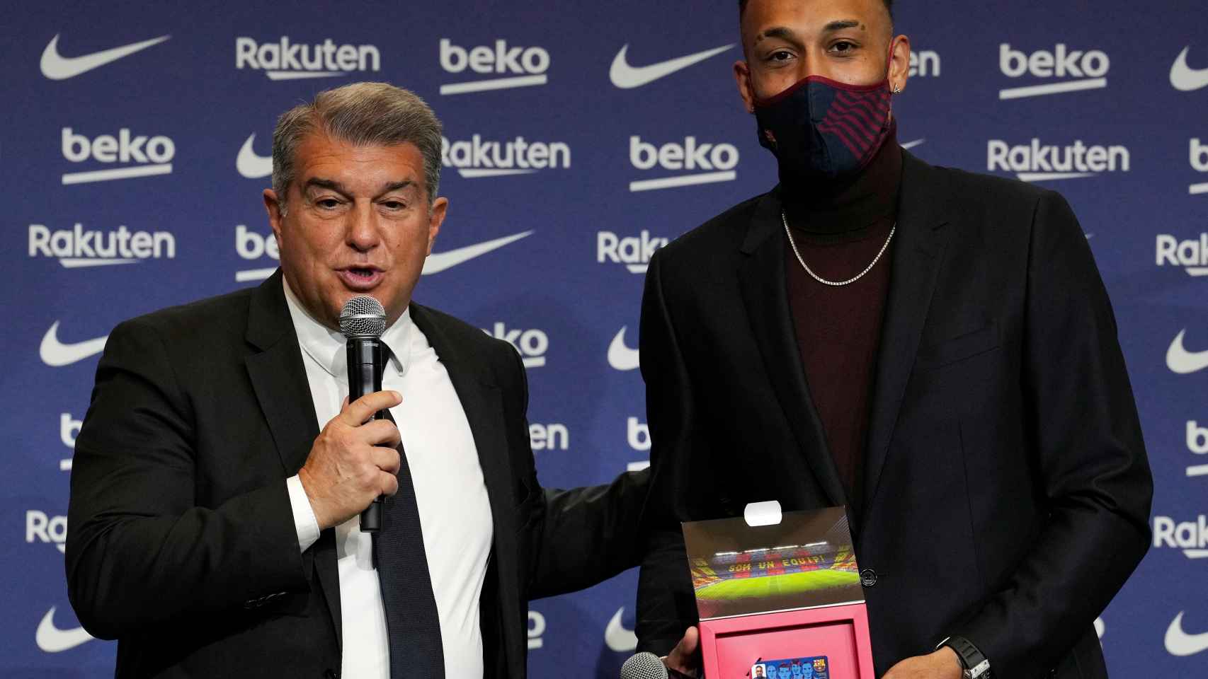 Pierre Emerick Aubameyang recibe su carnet de socio del FC Barcelona