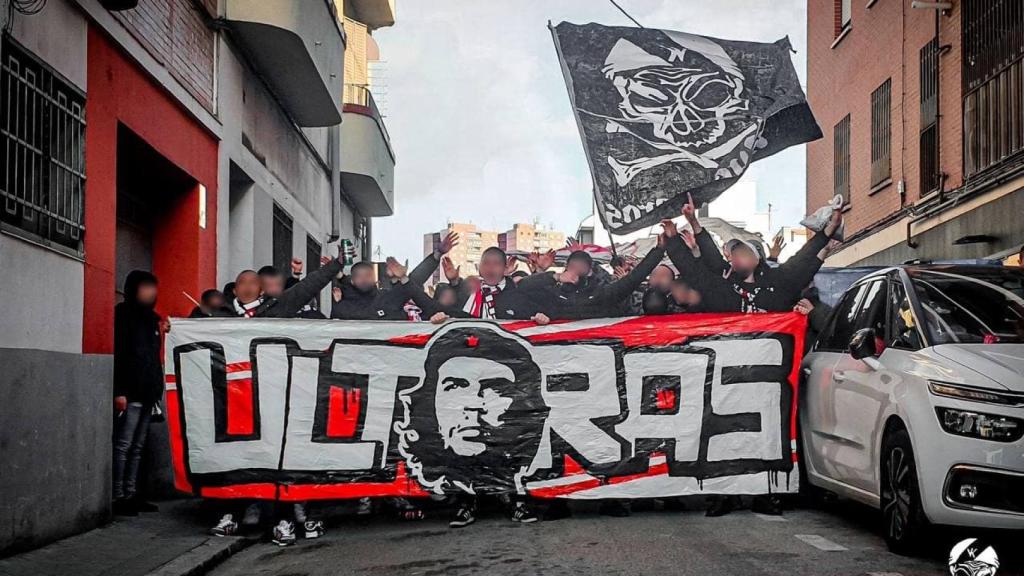 El grupo ultra Bukaneros, en una calle madrileña.