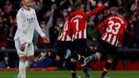 Alex Berenguer celebra con los jugadores del Athletic Club su decisivo gol al Real Madrid