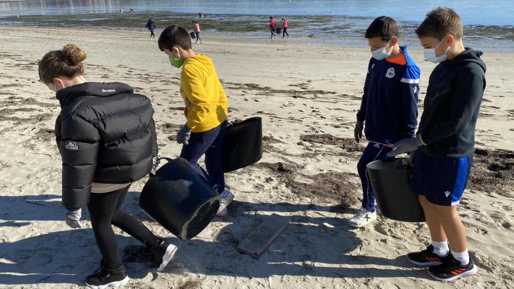 Alumnos del CPR Plurilingüe Nuestra Señora del Carmen de Betanzos en A Coruña realizando una de las actividades de Generación Eco en la playa.