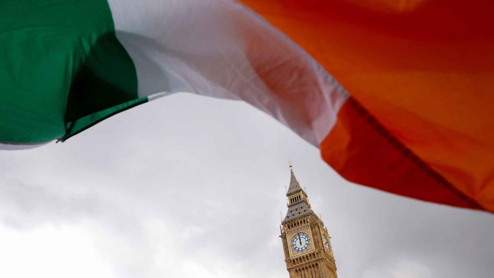 La bandera irlandesa ondea en el Big Ben.