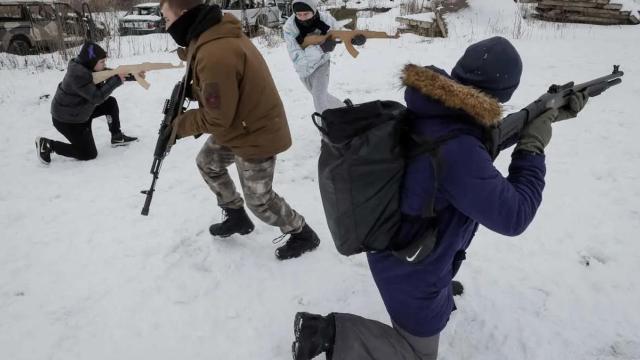 Entrenamiento de civiles ucranianos frente a los rumores de una posible invasión rusa.