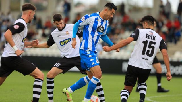 Miku rodeado por varios jugadores del Real Unión de Irún.