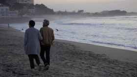 Una pareja paseando por la playa de Samil en Vigo.