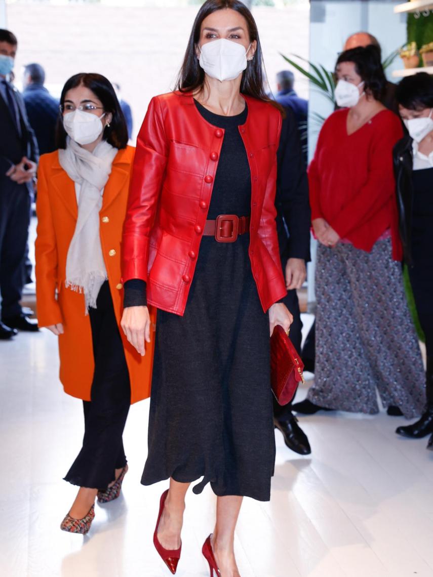 La reina Letizia con un total 'look' rojo y azul marino.