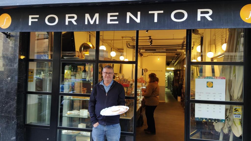 Alberto Forteza, con una ensaimada, a las puertas del Formentor de la calle de Hermosilla.