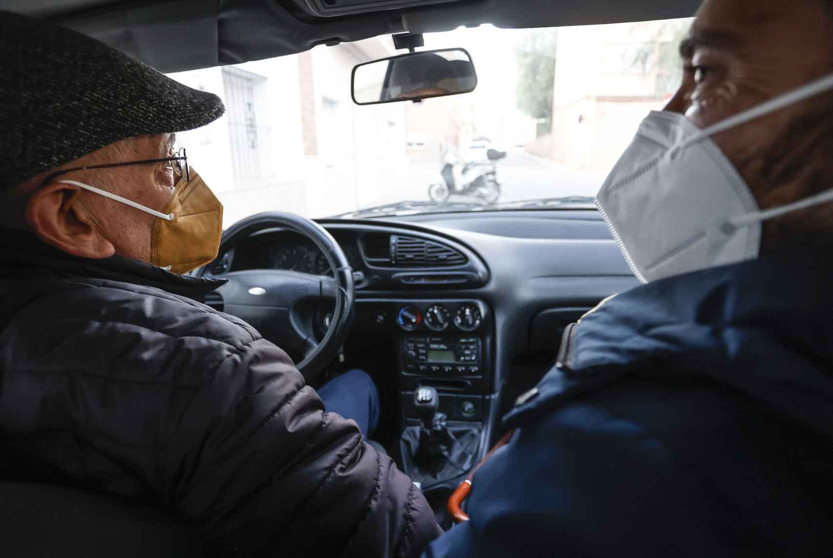 Vicente, conductor de 84 años, con el periodista, durante su pequeño viaje entre dos pueblos valencianos.