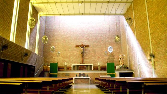 El interior de esta iglesia refleja su sobriedad exterior.