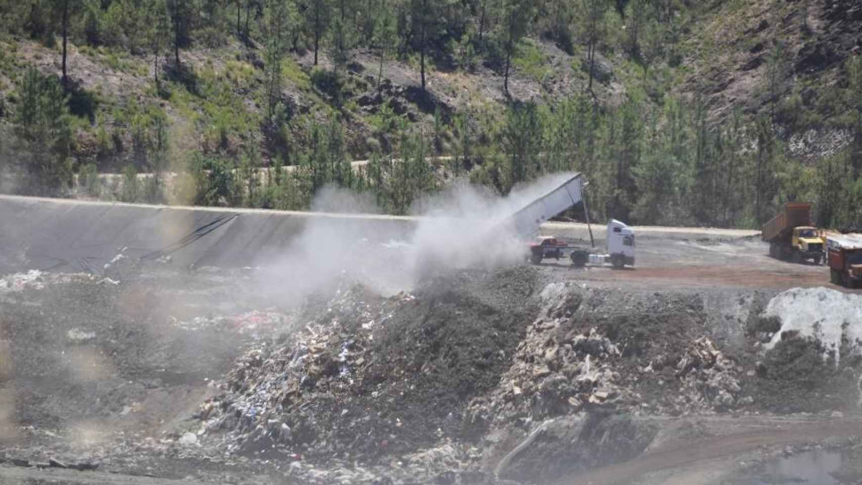 Un camión descarga los residuos tóxicos en Nerva.