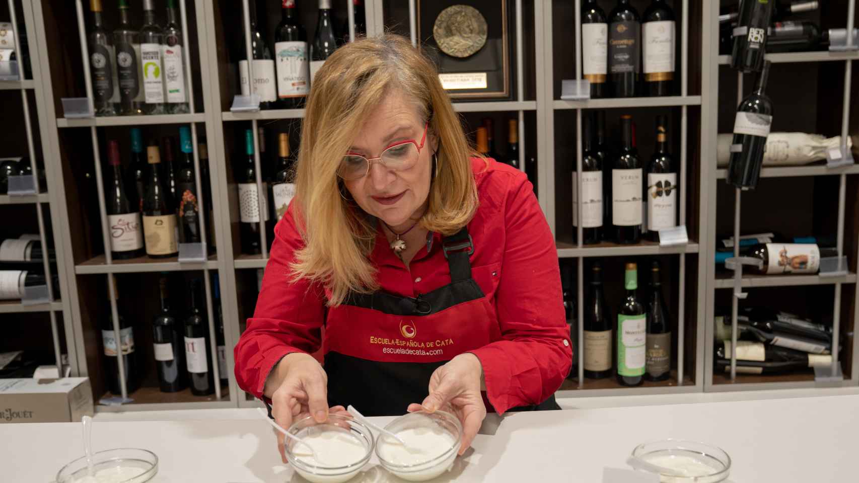 Carmen Garrobo, directora de la Escuela Española de Cara, comparando el color de dos yogures naturales.