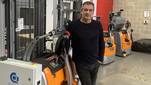 Tomás Martínez, con los modelos de carretilla automática que también oferta esta empresa.