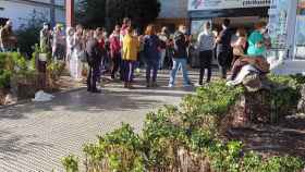 Huelga de las empleadas de la limpieza del Hospital comarcal Vega Baja y basura en el suelo.