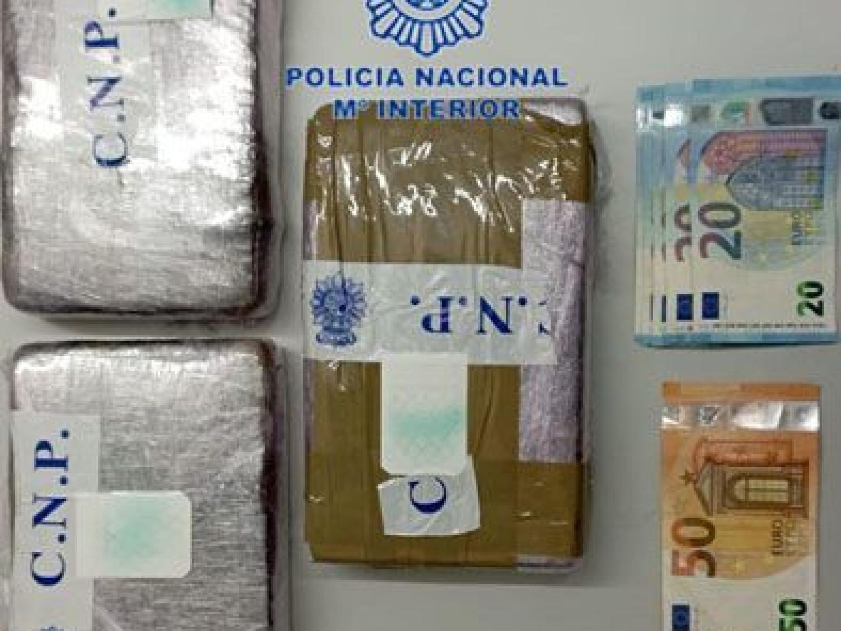 Imagen de la droga y material incautado facilitada por la Policía Nacional de León