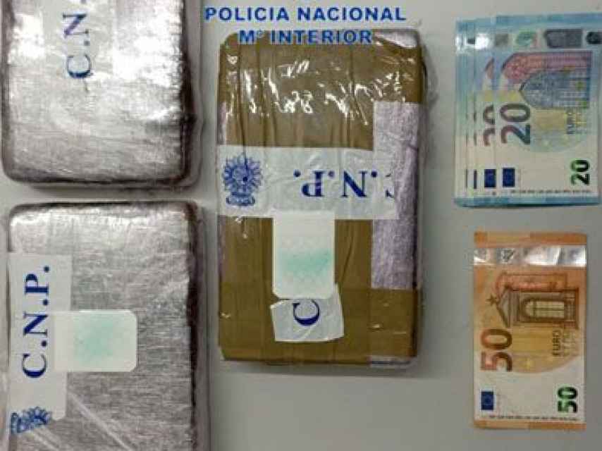 Imagen de la droga y material incautado facilitada por la Policía Nacional de León