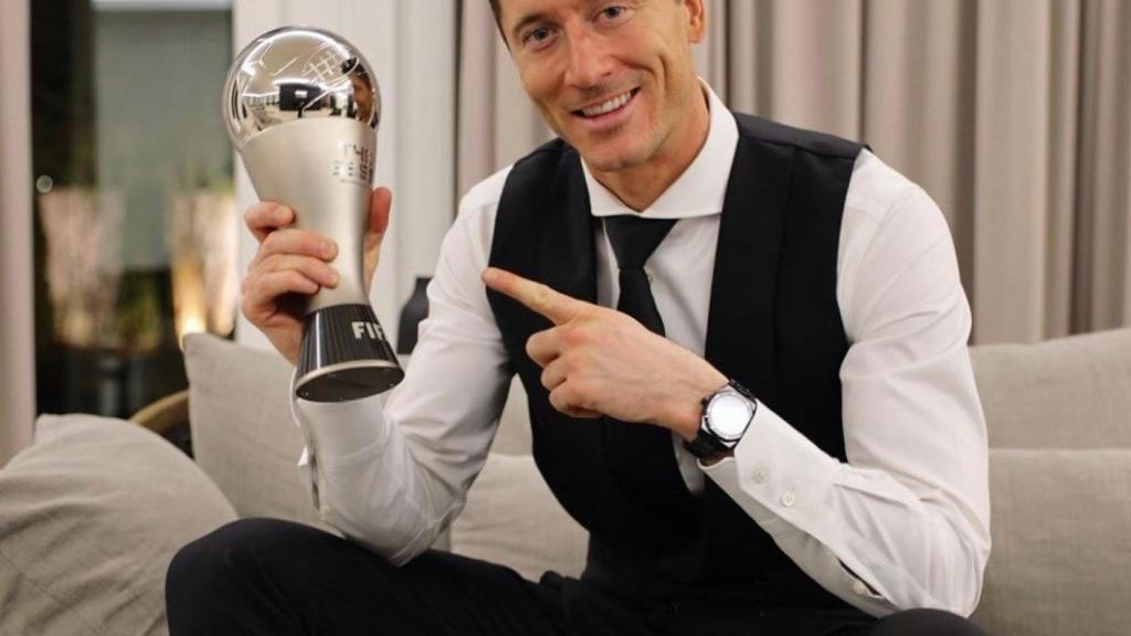 Robert Lewandowski con el premio The Best