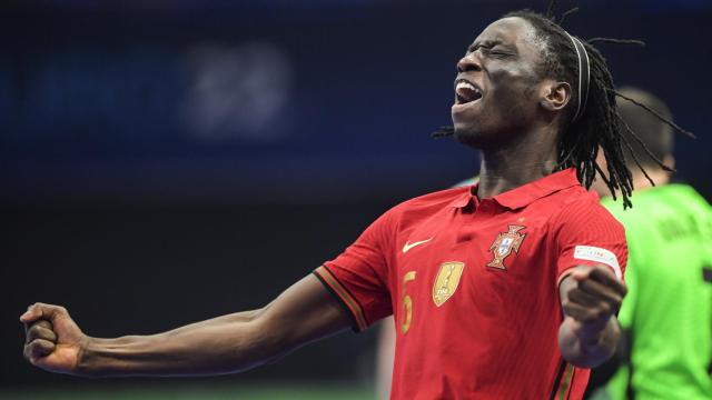 Zicky Té, celebrando uno de sus goles con Portugal a España en las semifinales del Europeo de fútbol sala