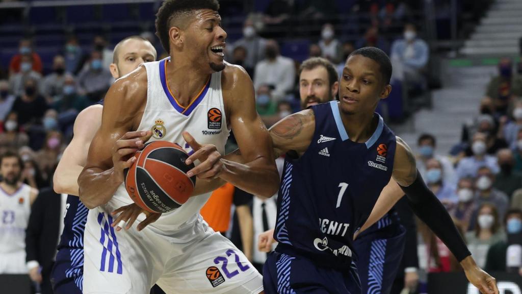 El pívot del Real Madrid Edy Tavares, ante Tyson Carter durante el partido de la Euroliga de baloncesto