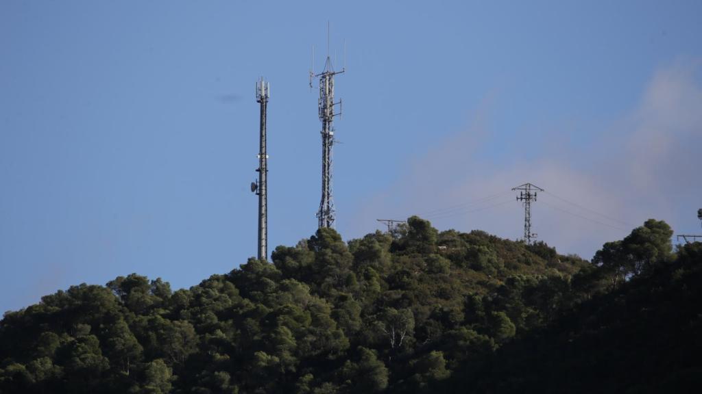 Antenas de telefonía en una zona rural.
