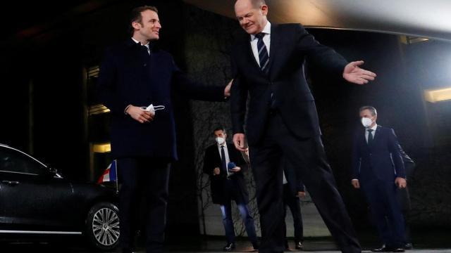 Olaf Scholz, a la derecha, da la bienvenida a Emmanuel Macron.