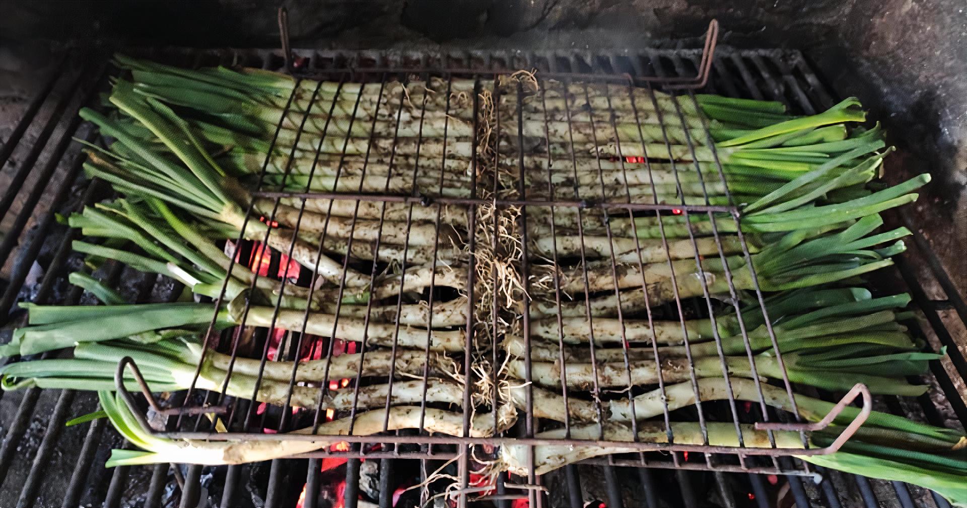 Preparación de los calçots en Casa Assumpta (Foto: Cedida)